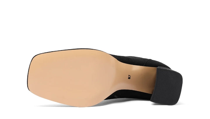 Stivaletto Queen Helena in ecopelle scamosciata nera con tacco largo e cerniera laterale.