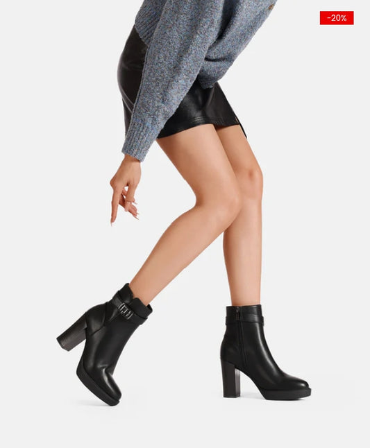 stivaletto da donna Queen Helena nero con tacco e fibbia.