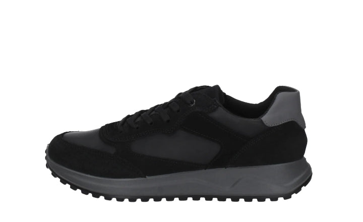 sneaker IMAC uomo in pelle e camoscio nero con suola in poliuretano grigio.