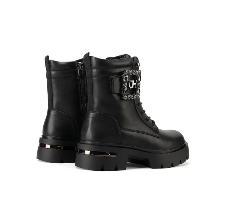 stivaletto anfibio da donna Queen Helena in ecopelle vegana di colore nero con fibbia gioiello e suola carrarmato.