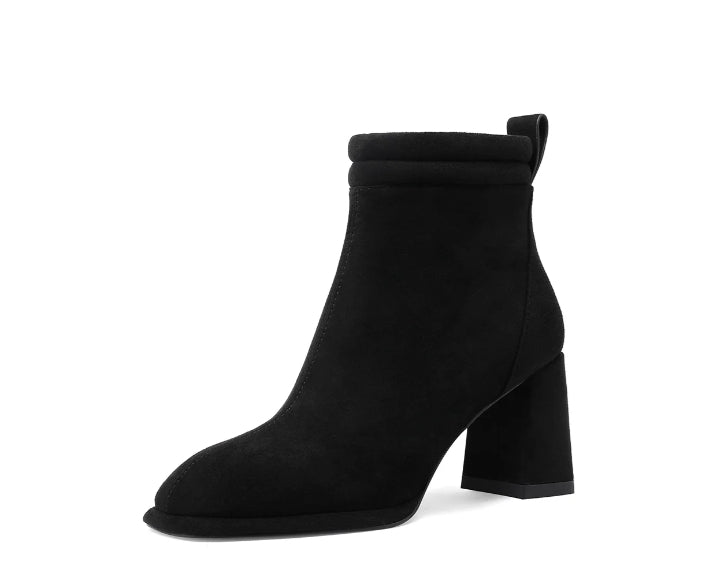 Stivaletto Queen Helena in ecopelle scamosciata nera con tacco largo e cerniera laterale.