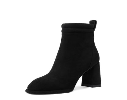 Stivaletto Queen Helena in ecopelle scamosciata nera con tacco largo e cerniera laterale.