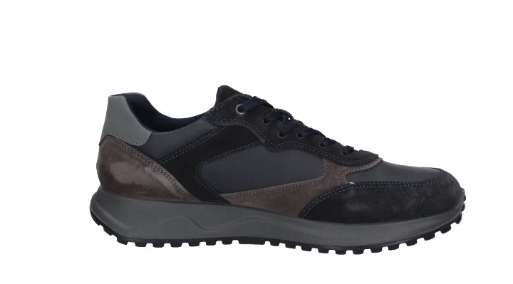 sneaker da uomo IMAC in pelle scamosciata blu e tessuto tecnico grigio scuro.