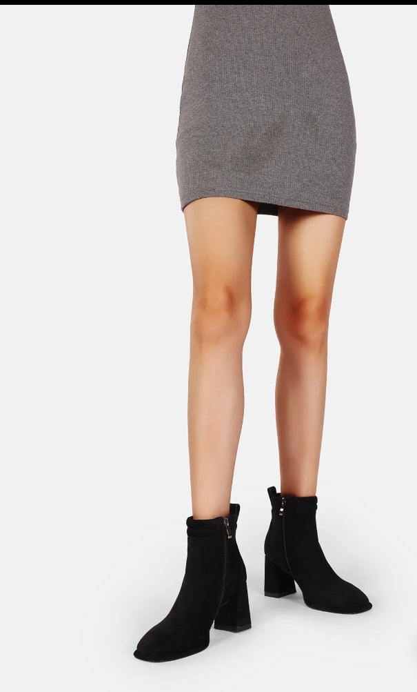 Stivaletto Queen Helena in ecopelle scamosciata nera con tacco largo e cerniera laterale.