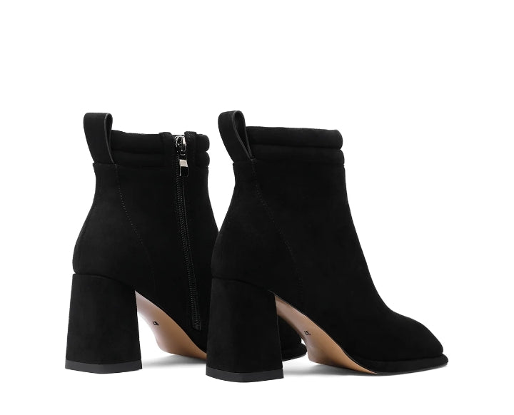 Stivaletto Queen Helena in ecopelle scamosciata nera con tacco largo e cerniera laterale.