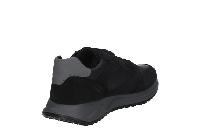 sneaker IMAC uomo in pelle e camoscio nero con suola in poliuretano grigio.
