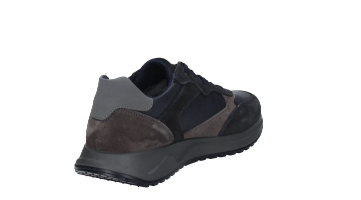 sneaker da uomo IMAC in pelle scamosciata blu e tessuto tecnico grigio scuro.