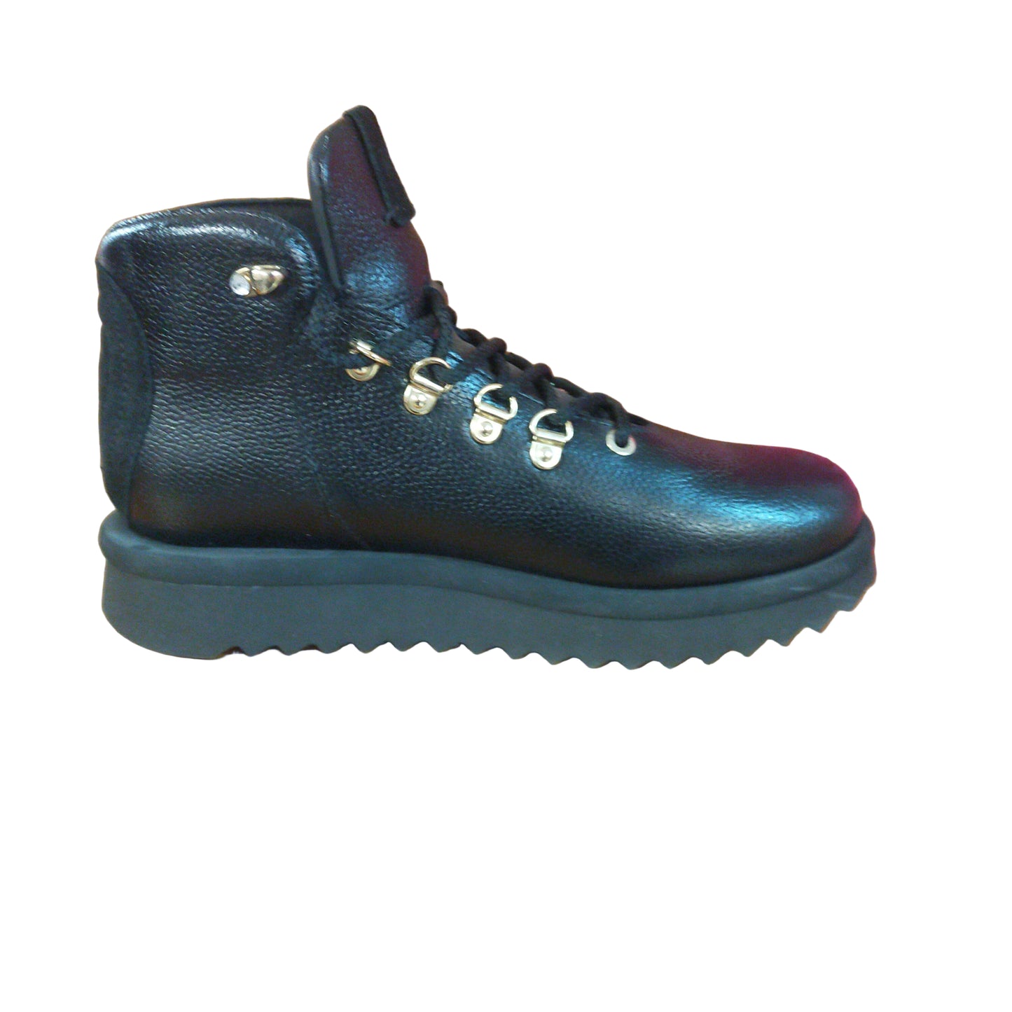 scarponcino Morelli in pelle nera con occhielli dorati.