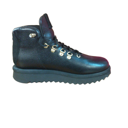 scarponcino Morelli in pelle nera con occhielli dorati.