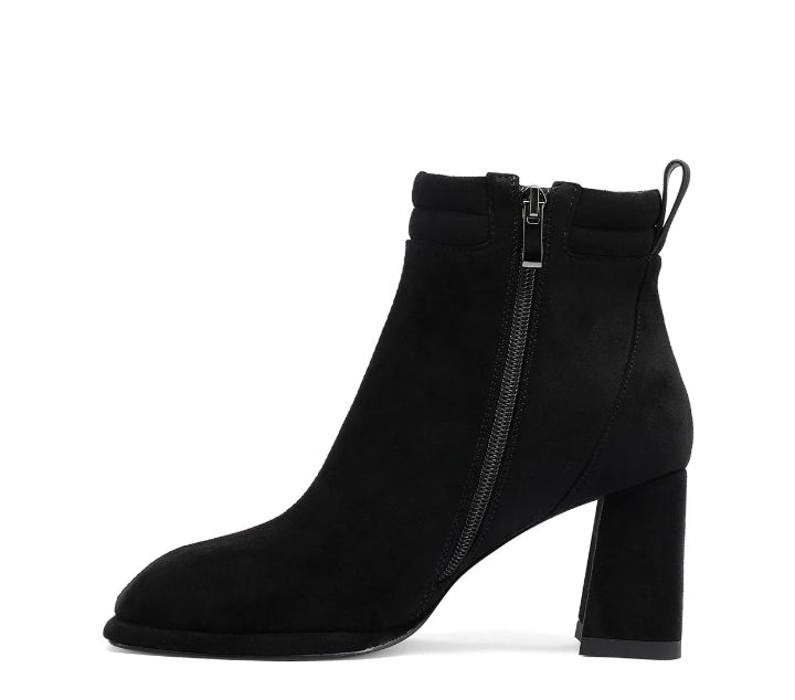 Stivaletto Queen Helena in ecopelle scamosciata nera con tacco largo e cerniera laterale.