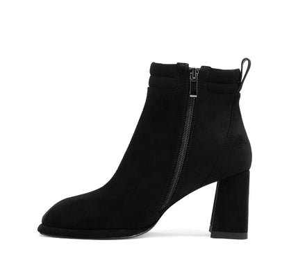 Stivaletto Queen Helena in ecopelle scamosciata nera con tacco largo e cerniera laterale.