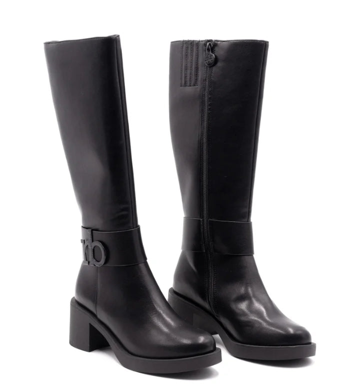 stivale Roccobarocco in poliuretano nero, con suola in gomma antiscivolo e tacco largo.