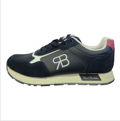 Scarpa bassa RENATO BALESTRA in pelle scamosciata e mesh blu scuro con logo monogramma "RB" bianco e un accento rosso sul tallone.