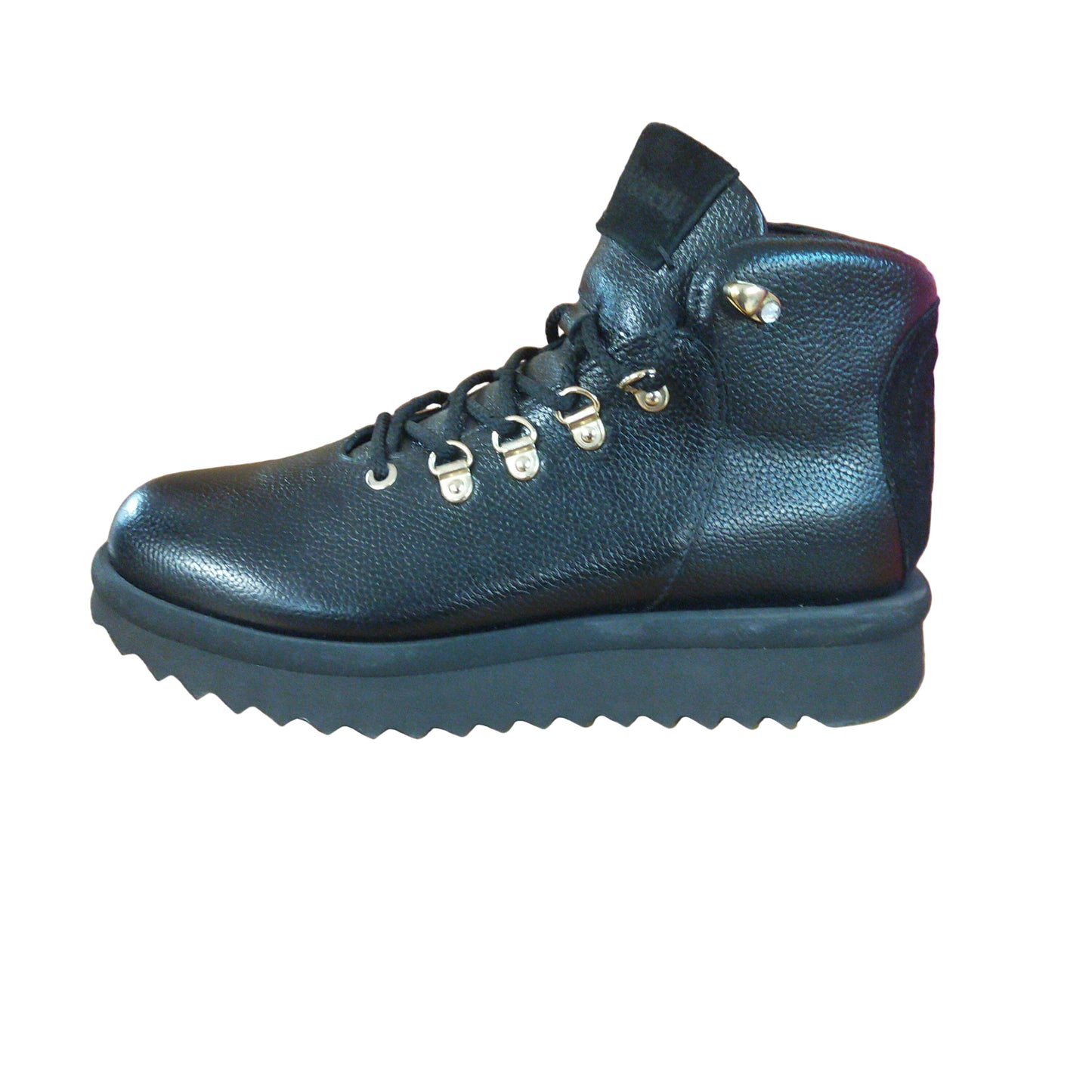 scarponcino Morelli in pelle nera con occhielli dorati.