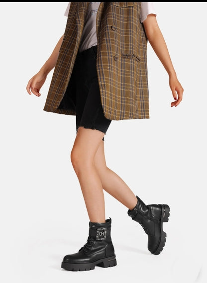 stivaletto anfibio da donna Queen Helena in ecopelle vegana di colore nero con fibbia gioiello e suola carrarmato.