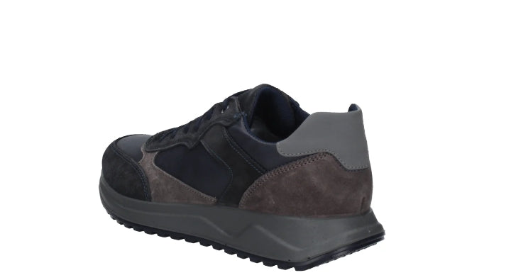 sneaker da uomo IMAC in pelle scamosciata blu e tessuto tecnico grigio scuro.