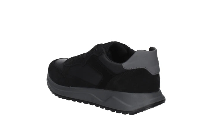 sneaker IMAC uomo in pelle e camoscio nero con suola in poliuretano grigio.