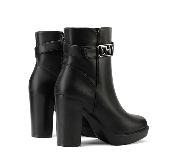 stivaletto da donna Queen Helena nero con tacco e fibbia.